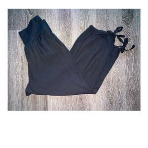 NWOT SUPER SOFT PULL ON CAPRIS WITH POCKETS AND TIES ON HEM!